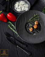 Черная паста с чернилами каракатицы с морскими гребешками